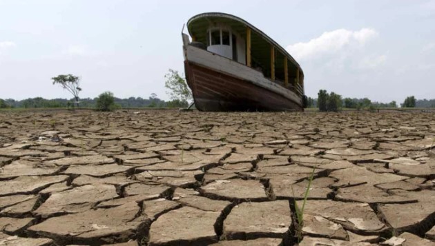 Sông Amazon ở Brazil bị khô cạn. (Ảnh: Reuters).