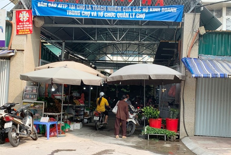 Các khu chợ truyền thống đã phát huy tốt vai trò cung ứng thực phẩm cho người dân trong mùa dịch Covid-19. Trong ảnh, chợ Thái Hà.