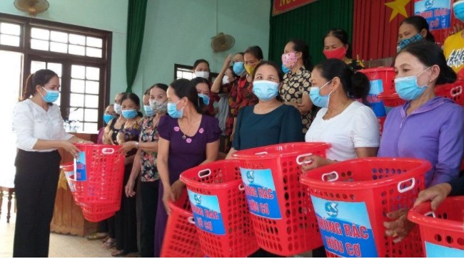 Các hội viên phụ nữ được tặng giỏ đựng rác để thực hiện phân loại rác thải tại nhà