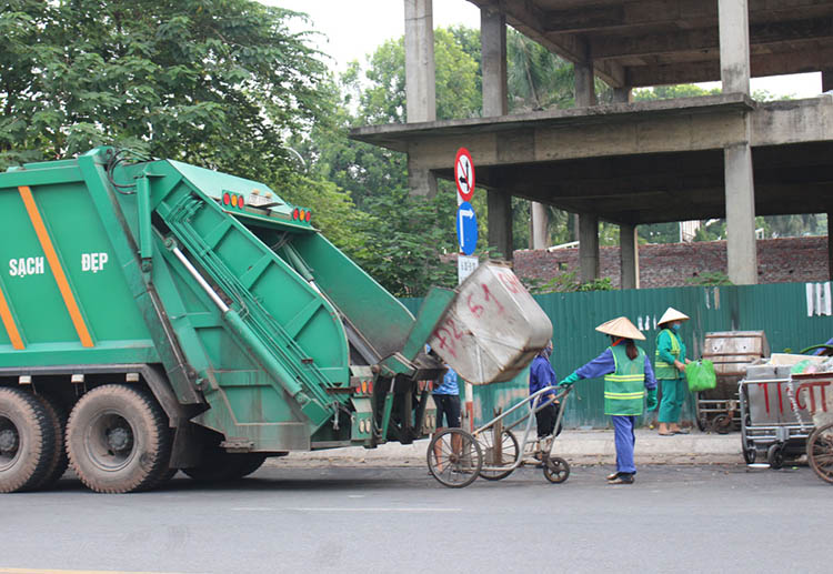 Thu gom rác tại khu vực chợ Thái, phường Trưng Vương (T.P Thái Nguyên).