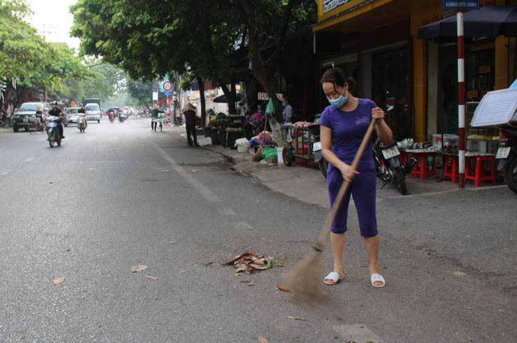 Tiểu thương khu vực đường Bến Oánh quét rọn rác thải phát sinh từ kinh doanh.