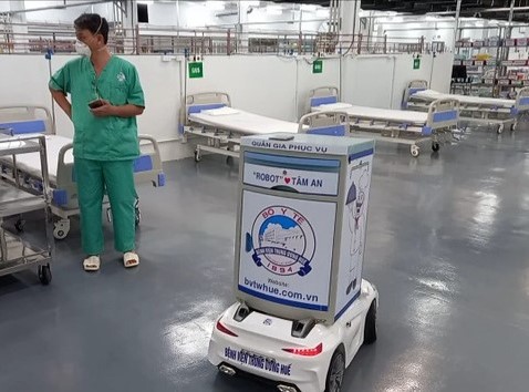 Robot của BV Trung ương Huế đưa vào Trung tâm Hồi sức tích cực người bệnh COVID-19 tại TPHCM. Ảnh: Báo SKĐS