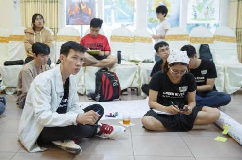 Sơn và các bạn thanh niên khác trong một buổi đào tạo của Sáng kiến Thủ Lĩnh Khí hậu Việt Nam (VCLI)