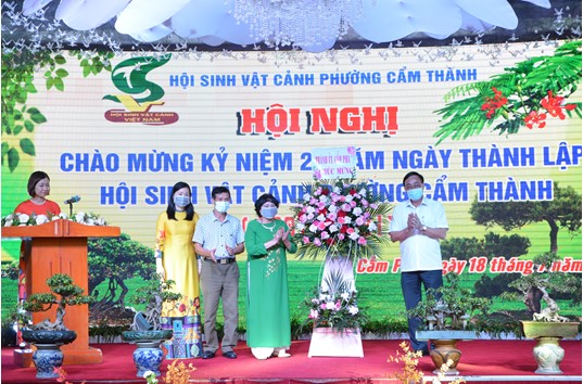 Lãnh đạo thành phố Cẩm Phả tặng hoa chúc mừng Hội Sinh vật cảnh phường Cẩm Thành nhân Hội nghị Kỷ niệm 20 năm Ngày thành lập Hội