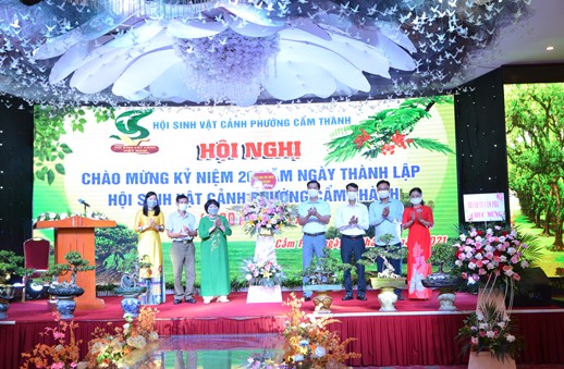 Lãnh đạo UBND phường Cẩm Thành tặng hoa chúc mừng Hội Sinh vật cảnh phường Cẩm Thành nhân Hội nghị Kỷ niệm 20 năm Ngày thành lập Hội