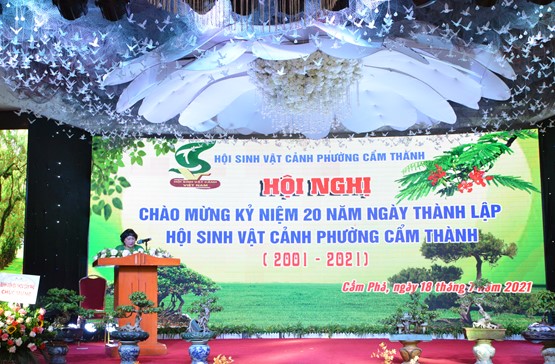 Bà Vũ Thị Bích Hòa-Chủ tịch Hội Sinh vật cảnh phường Cẩm Thành phát biểu tại Hội nghị Kỷ niệm 20 năm Ngày thành lập Hội