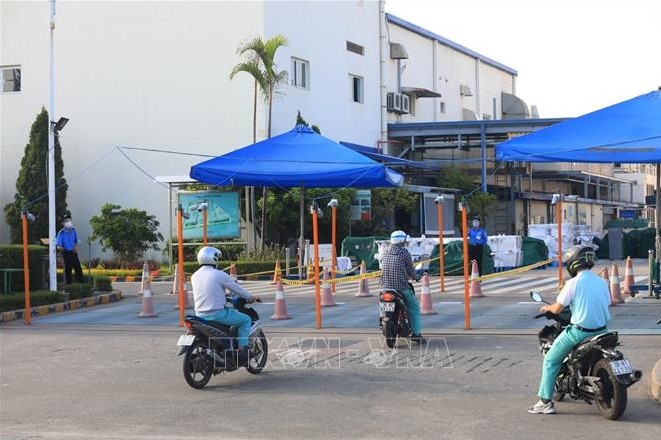 Công nhân đến làm việc tại Công ty TOTO Việt Nam (Khu Công nghiệp Thăng Long) phải đi theo làn đường đã được phân chia