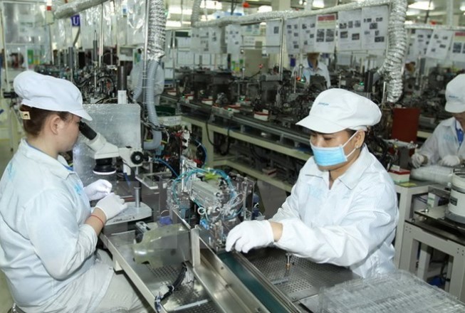 Sản xuất linh kiện điện tử kỹ thuật cao tại Cty TNHH Nidec Sankyo Việt Nam (Nhật Bản) trong Khu Công nghệ cao TP Hồ Chí Minh. 