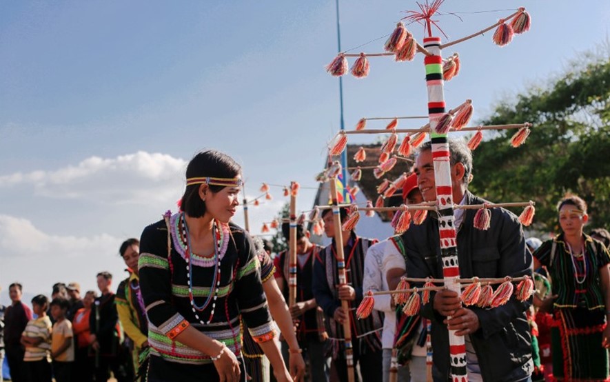 Lễ Iun Jông (hay còn gọi là lễ gắn kết tình thân) của cộng đồng dân tộc Mạ xuất phát từ tình cảm gia đình. 