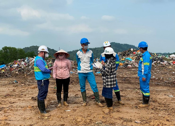 Dưới cái nắng chói chang của mùa hạ, Trần Thị Hằng (thứ hai bên trái) và các công nhân URENCO trò chuyện với phóng viên Báo TN&MT - họ chỉ hở ra những đôi mắt biết nói.