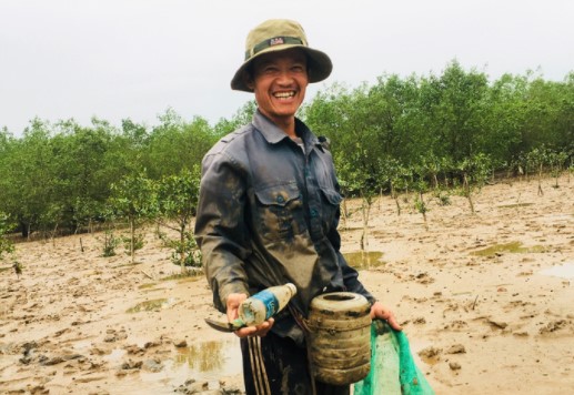  Niềm vui của ngư dân Phạm Văn Tú (xã Nga Tân, huyện Nga Sơn) sau nửa ngày săn thủy sản trong rừng ngập mặn