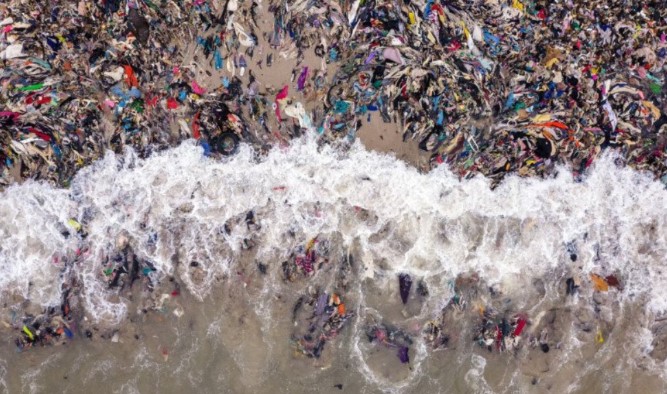 Sốc với hình ảnh rác thải nhựa từ thời trang nhanh đang hàng ngày làm ô nhiễm đại dương - Ảnh 1