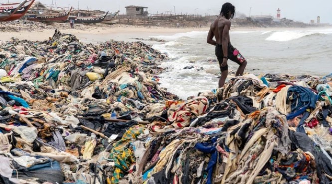 Sốc với hình ảnh rác thải nhựa từ thời trang nhanh đang hàng ngày làm ô nhiễm đại dương - Ảnh 2
