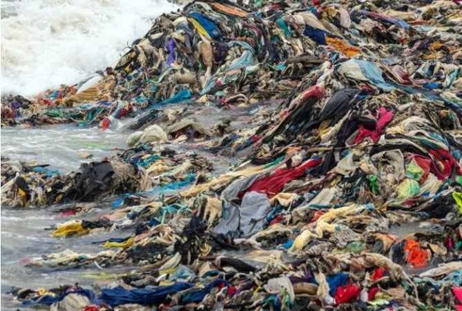 Sốc với hình ảnh rác thải nhựa từ thời trang nhanh đang hàng ngày làm ô nhiễm đại dương - Ảnh 3