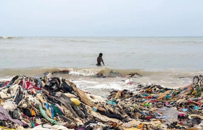 Sốc với hình ảnh rác thải nhựa từ thời trang nhanh đang hàng ngày làm ô nhiễm đại dương - Ảnh 4