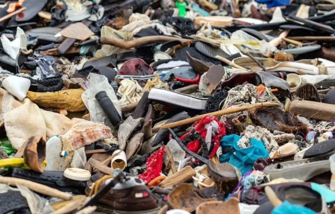 Sốc với hình ảnh rác thải nhựa từ thời trang nhanh đang hàng ngày làm ô nhiễm đại dương - Ảnh 5