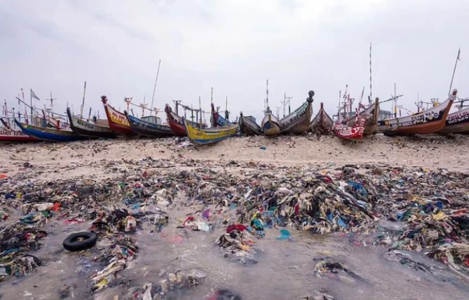 Sốc với hình ảnh rác thải nhựa từ thời trang nhanh đang hàng ngày làm ô nhiễm đại dương - Ảnh 6