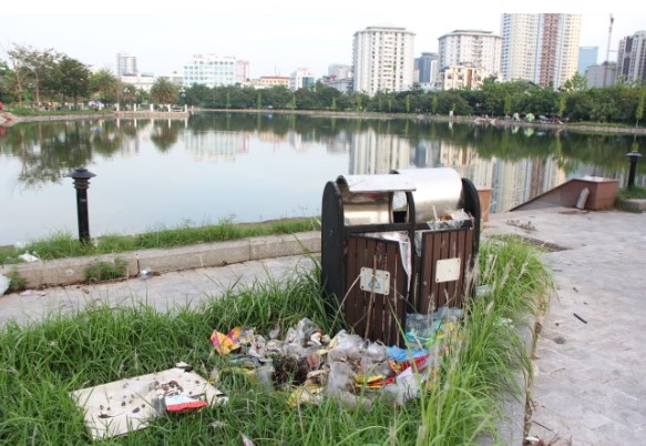 Công viên Mai Dịch ngập rác thải