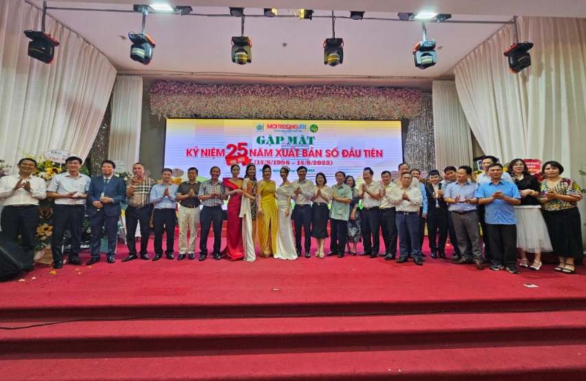 Lãnh đạo các cơ quan báo chí tham dự và chúc mừng Tạp chí Môi trường và Đô thị Việt Nam
