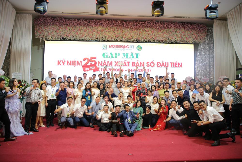 Tập thể cán bộ, phóng viên của Tạp chí Môi trường và Đô thị Việt Nam