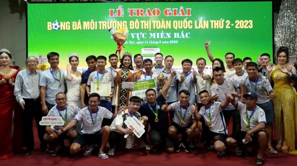 Trao giải vô địch cho đội bóng Công ty cổ phần Môi trường và Công trình đô thị Nghệ An.