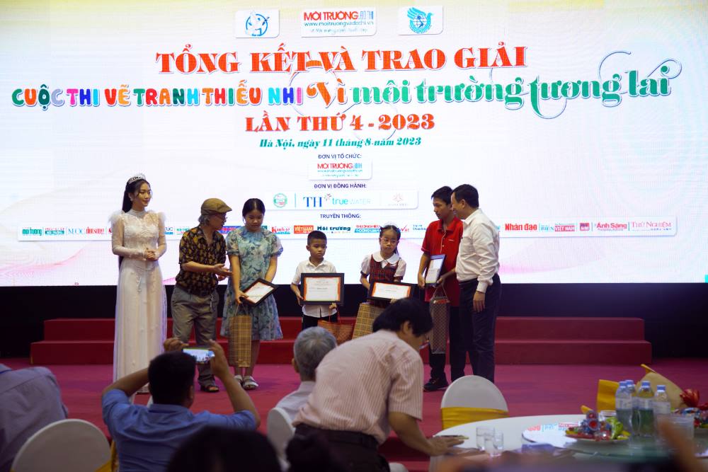 Nhà báo Nguyễn Toàn Thắng, Tổng biên tập Tạp chí Thanh Niên và Họa sĩ Nguyễn Sáng trao chứng nhận và quà cho các tác giả đạt giải ba cuộc thi