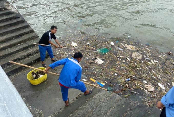 Thu gom rác thải nhựa tại vịnh Lan Hạ (Cát Bà, Hải Phòng)