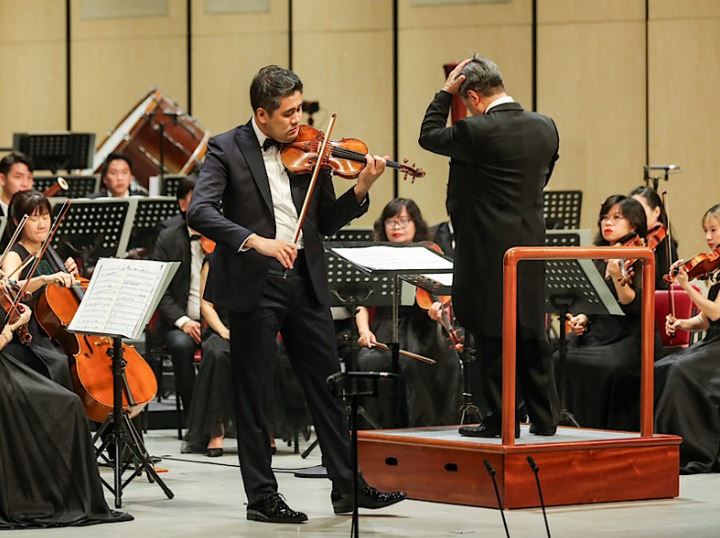 Nghệ sĩ violin Bùi Công Duy biểu diễn.