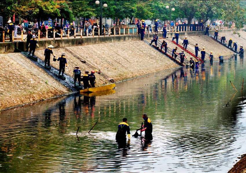 Công nhân thoát nước Hà Nội nạo vét sông Tô Lịch. Ảnh: Đào Quang Minh