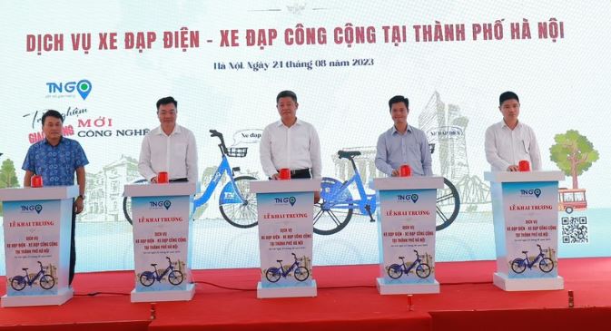Phó Chủ tịch UBND TP Hà Nội Nguyễn Mạnh Quyền cùng lãnh đạo các Sở, ngành và chủ đầu tư nhấn nút khai trương dịch vụ xe đạp điện công cộng trên địa bàn TP Hà Nội