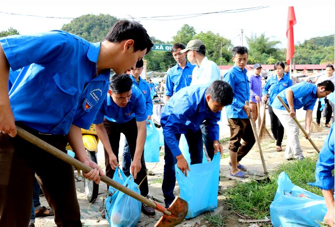 Đoàn viên, thanh niên xã Quyết Tiến (Quản Bạ) thu gom rác thải nhựa.