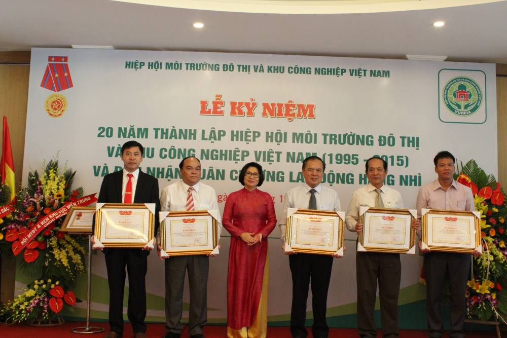 Tạp chí nhận bằng khen của Bộ Xây dựng nhân Kỷ niệm 20 năm thành lập Hiệp hội Môi trường đô thị và Khu công nghiệp Việt Nam