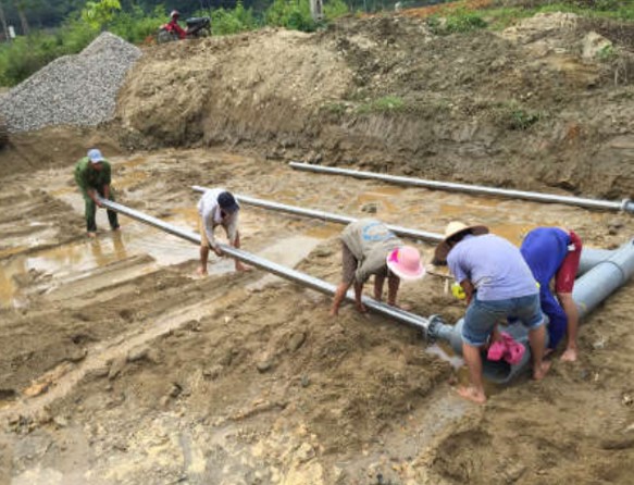 Lắp đặt ống lọc tại công trình thử nghiệm ở Lào Cai