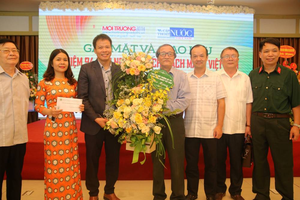 Lãnh đạo Hiệp hội Môi trường đô thị và Khu công nghiệp Việt Nam tặng hoa chúc mừng Tạp chí nhân Ngày Báo chí Cách mạng Việt Nam.