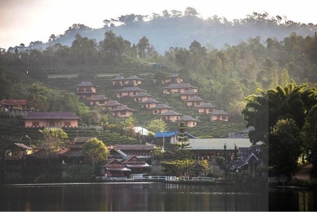 Cảnh quan Làng Ban Rak Thai với những ngôi nhà giữa đồi chè soi bóng xuống mặt hồ