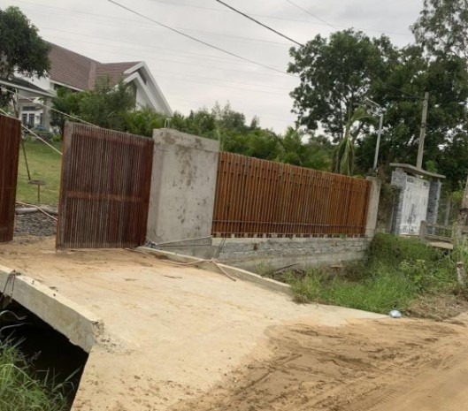 Xây cầu và tường rào trong phạm vi bảo vệ công trình