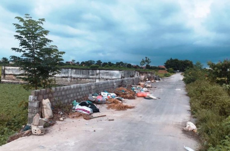 Tại xã Văn Võ, huyện Chương Mỹ rác thải vẫn ngập đường.