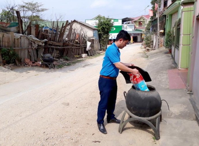 Hàng trăm thùng đựng rác được đặt ở thị trấn Tân Lạc và một số xã như Châu Tiến, Châu Bình