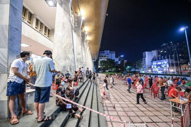 Hàng nghìn người dân Thủ đô đi tiêm vaccine ngay trong đêm - Ảnh 3