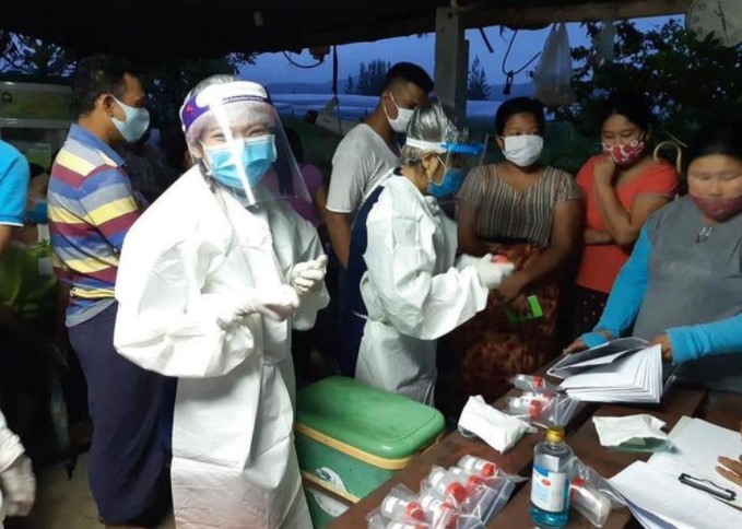 Nhân viên y tế mặc đồ bảo hộ cá nhân (PPE) có thể tái sử dụng của tổ chức Less Plastic Thailand