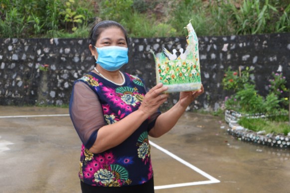 Hội viên phụ nữ khu 1, phường Hà Tu (TP Hạ Long) giới thiệu sản phẩm giỏ hoa làm từ nhựa tái chế.
