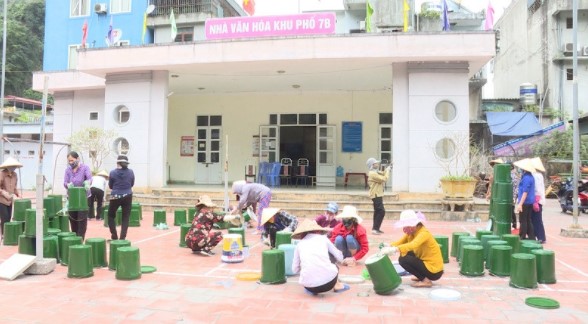 Hội LHPN phường Quang Hanh (TP Cẩm Phả) tái chế thùng rác từ thùng sơn cũ tặng cho các hội viên và người dân trên địa bàn.