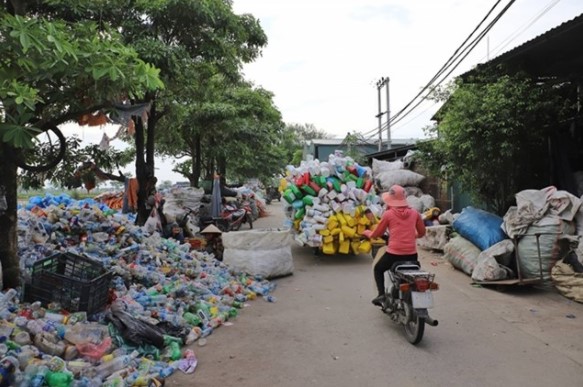 Phân loại, tái chế rác thải nhựa ở huyện Ứng Hòa (Hà Nội) khiến môi trường ô nhiễm