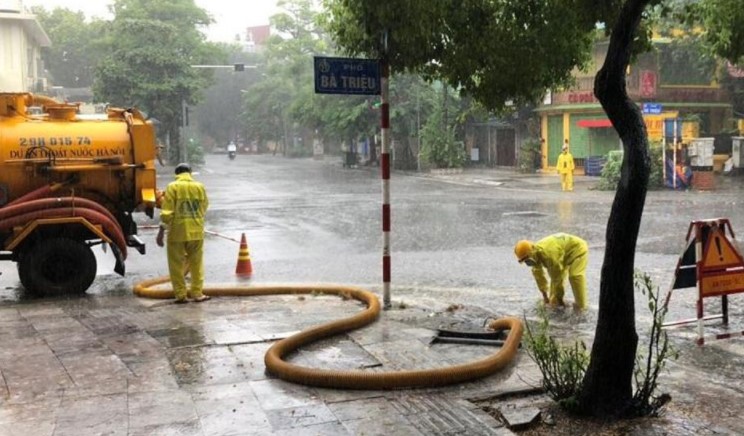 Công nhân thoát nước ứng trực làm nhiệm vụ trong mưa.