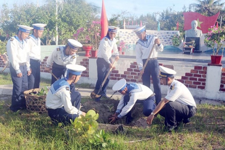 Đoàn viên, thanh niên đảo Trường Sa, huyện Trường Sa, tỉnh Khánh Hòa hưởng ứng Tết trồng cây đầu năm mới