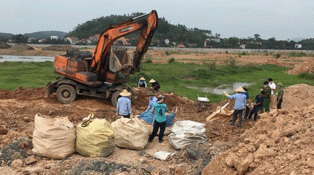 Đoàn kiểm tra tiến hành khai quật hiện trường khu vực chôn lấp chất thải