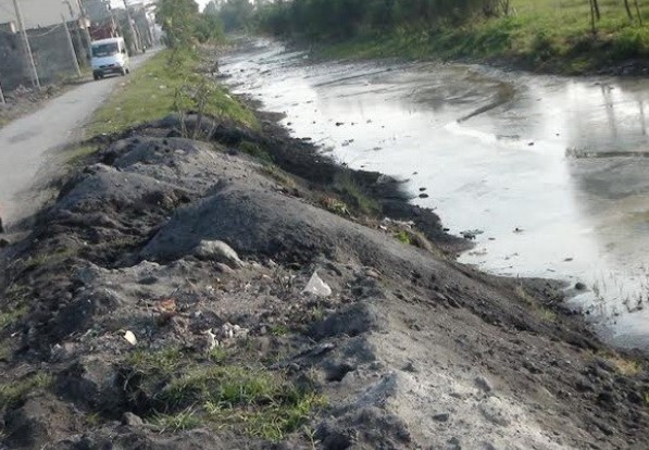 Chất thải rắn nguy hại được đổ thẳng ra lề đường, bờ mương và cánh đồng ở Bình Yên - Nam Định
