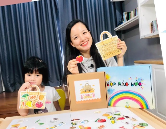 Chị Minh Trang cùng con gái với các sản phẩm ý tưởng trong Dự án Mầm nhỏ
