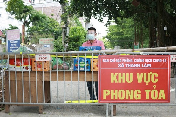 Hàng rào phong tỏa tại thông Lâm Hộ, xã Thanh Lâm, huyện Mê Linh.