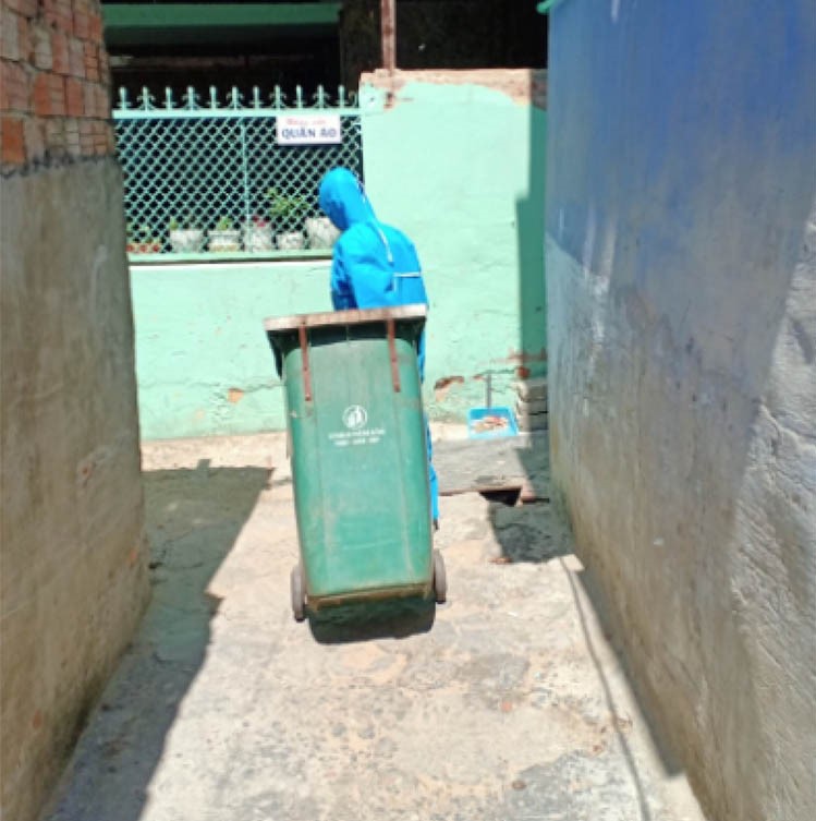 Xe không vào được nên công nhân Xí nghiệp môi trường quận Sơn Trà phải đến từng kiệt, hẻm để thu gom rác